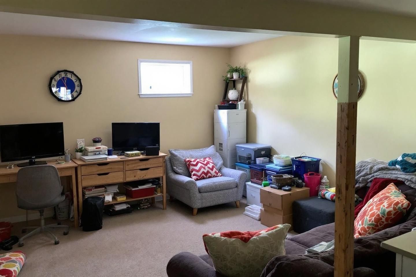 Une équipe de professionnels réalisant efficacement un débarras de cave à Vénissieux, transformant un sous-sol encombré en un espace réinventé et optimisé.